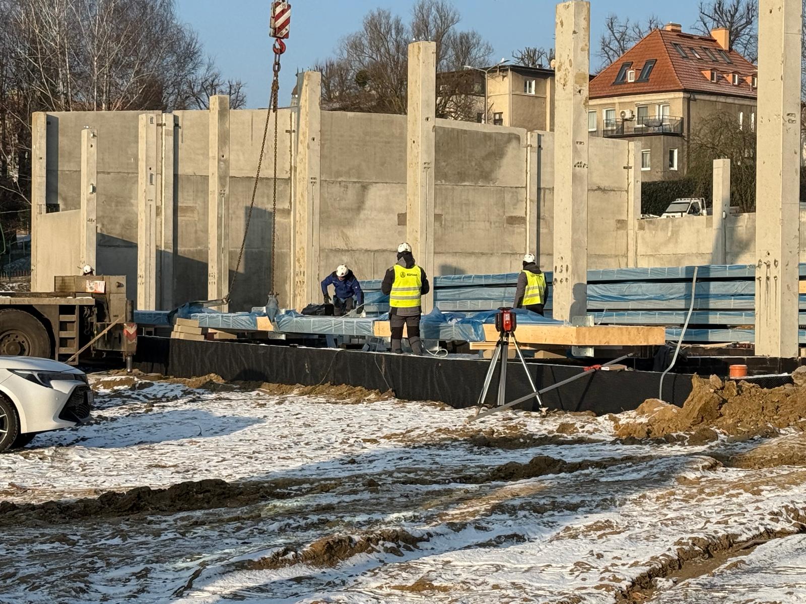Montaż prefabrykowanych ścian i słupów betonowych