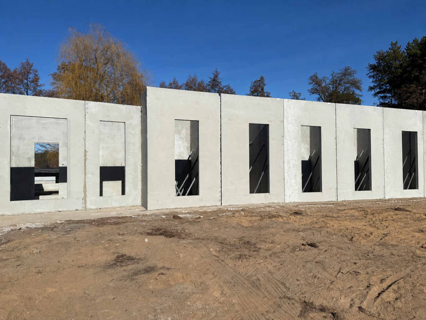 Montaż prefabrykowanych ścian betonowych