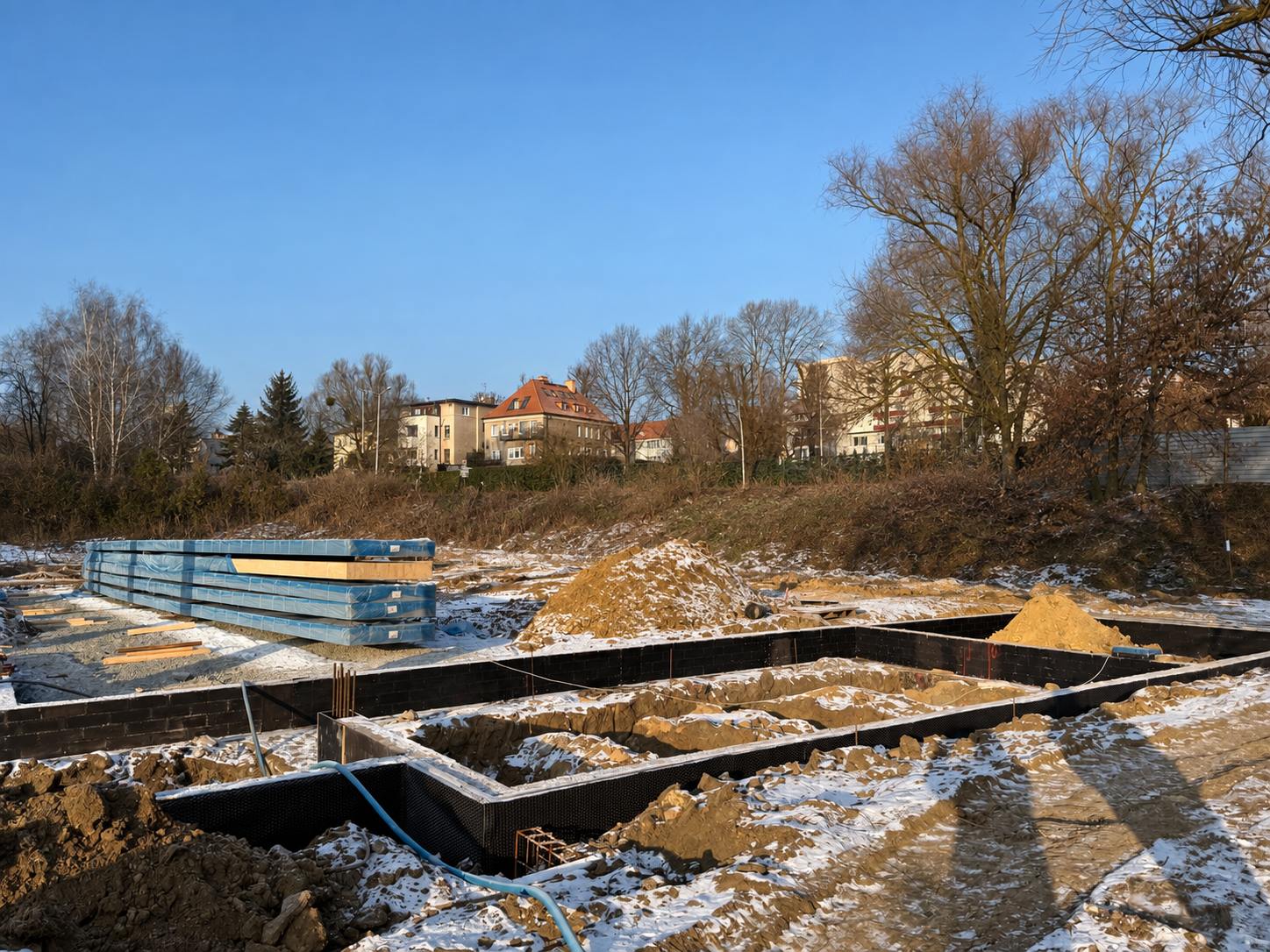 Plac budowy przygotowany do montażu prefabrykatów